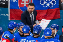 Na sn&iacute;mke asistent tr&eacute;nera Peter Fr&uuml;hauf počas timeoutu v z&aacute;pase z&aacute;kladnej B-skupiny &Scaron;v&eacute;dsko - Slovensko v ľadovom hokeji na zimn&yacute;ch olympijsk&yacute;ch hr&aacute;ch 2026 v Mil&aacute;ne. FOTO: TASR/Jaroslav Nov&aacute;k