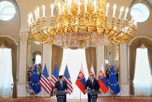 Na sn&iacute;mke zľava americk&yacute; minister zahraničn&yacute;ch vec&iacute; Marco Rubio a predseda vl&aacute;dy Robert Fico počas spoločnej tlačovej konferencie po ich stretnut&iacute; na &Uacute;rade vl&aacute;dy SR 15. febru&aacute;ra 2026 v Bratislave. FOTO: Reuters