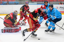 Na sn&iacute;mke vpredu zľava Samuel Vyletelka, Luk&aacute;&scaron; Hamr&aacute;ček (obaja Pre&scaron;ov), R&oacute;bert Varga (Bratislava) počas z&aacute;pasu 48. kola hokejovej Tipsport extraligy HC Pre&scaron;ov - HC Slovan Bratislava v Pre&scaron;ove 15. febru&aacute;ra 2026. FOTO: TASR/Veronika Mihalikov&aacute;