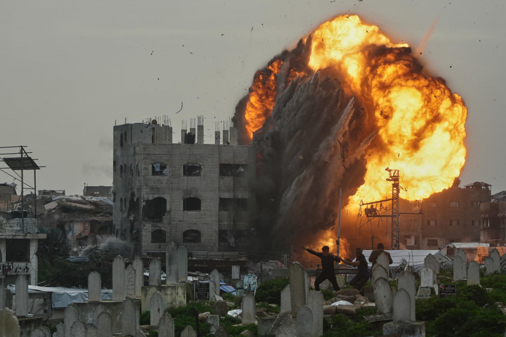 Dym a plamene st&uacute;paj&uacute; počas izraelsk&eacute;ho leteck&eacute;ho &uacute;toku v Gaze. FOTO: TASR/AP