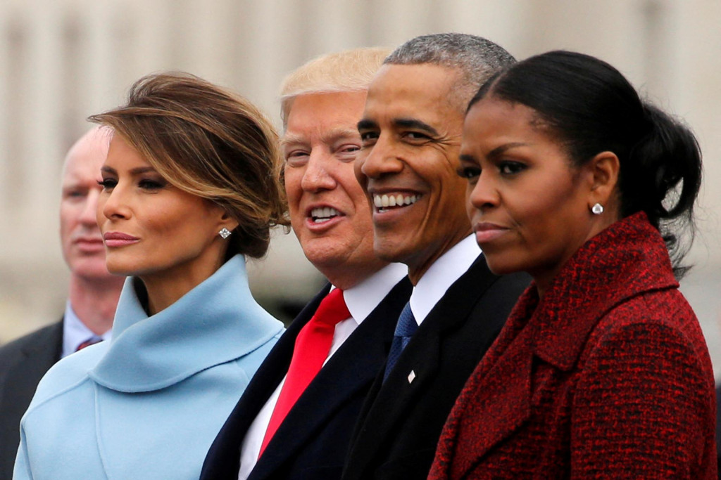 Americk&yacute; prezident Donald Trump a prv&aacute; d&aacute;ma Melania Trumpov&aacute; odprev&aacute;dzaj&uacute; b&yacute;val&eacute;ho americk&eacute;ho prezidenta Baracka Obamu a jeho manželku Michelle Obamu po Trumpovej inaugur&aacute;cii v Kapitole vo Washingtone v USA 20. janu&aacute;ra 2017. FOTO: REUTERS