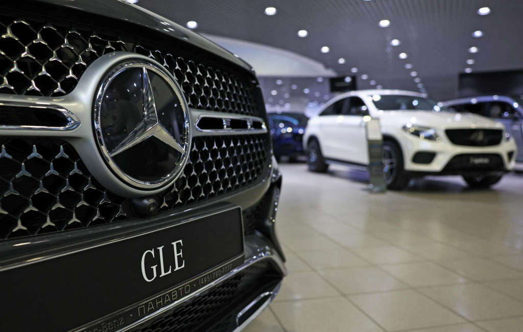 Vozidlo Mercedes-Benz GLE 450 4MATIC je vystaven&eacute; v predajni Panavto v Moskve v Rusku. FOTO: REUTERS