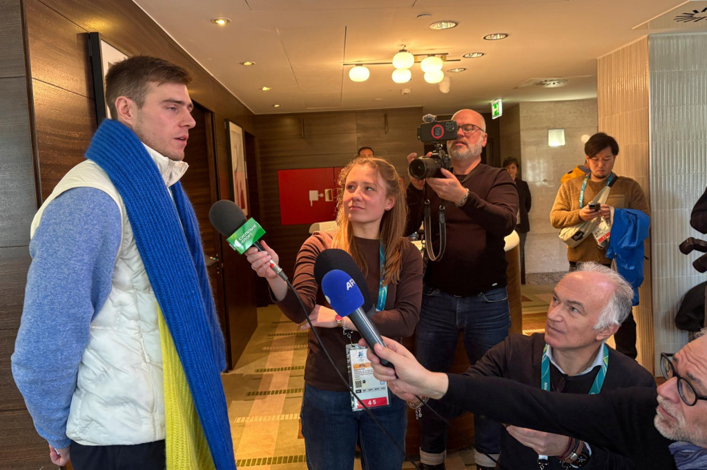 Ukrajinsk&yacute; skeletonista Vladislav Heraskevič hovor&iacute; s novin&aacute;rmi v Mil&aacute;ne. FOTO: TASR/AP