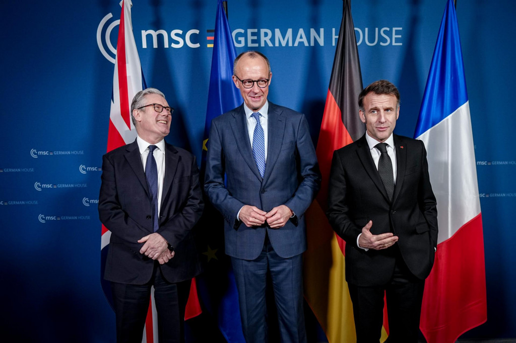Britsk&yacute; premi&eacute;r Keir Starmer, nemeck&yacute; kancel&aacute;r Friedrich Merz a  franc&uacute;zsky prezident Emmanuel Macron hovorili spolu v piatok na Mn&iacute;chovskej bezpečnostnej konferencii aj o posilnen&iacute; obrann&yacute;ch kapac&iacute;t Eur&oacute;py. FOTO: TASR/AP