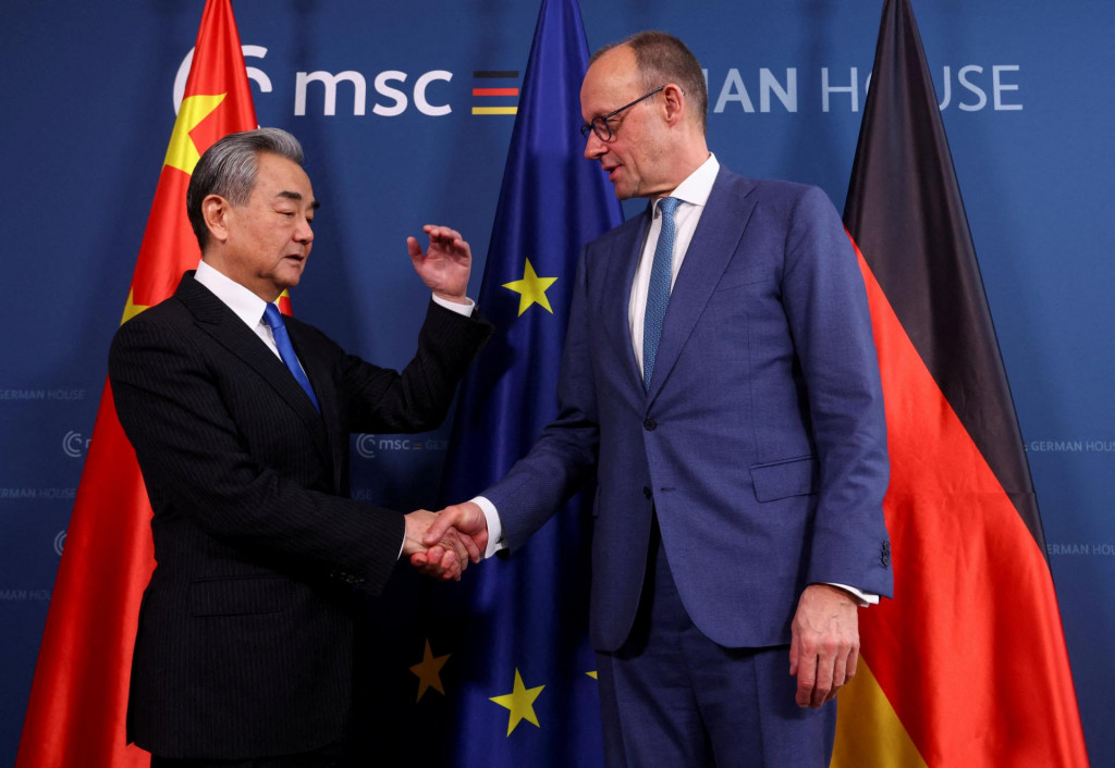 Č&iacute;nsky minister zahraničn&yacute;ch vec&iacute; Wang I a nemeck&yacute; kancel&aacute;r Friedrich Merz. FOTO: REUTERS