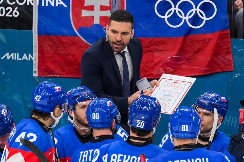 Na sn&iacute;mke asistent tr&eacute;nera Peter Fr&uuml;hauf počas timeoutu v z&aacute;pase z&aacute;kladnej B-skupiny &Scaron;v&eacute;dsko - Slovensko v ľadovom hokeji na zimn&yacute;ch olympijsk&yacute;ch hr&aacute;ch 2026 v Mil&aacute;ne. FOTO: TASR/Jaroslav Nov&aacute;k