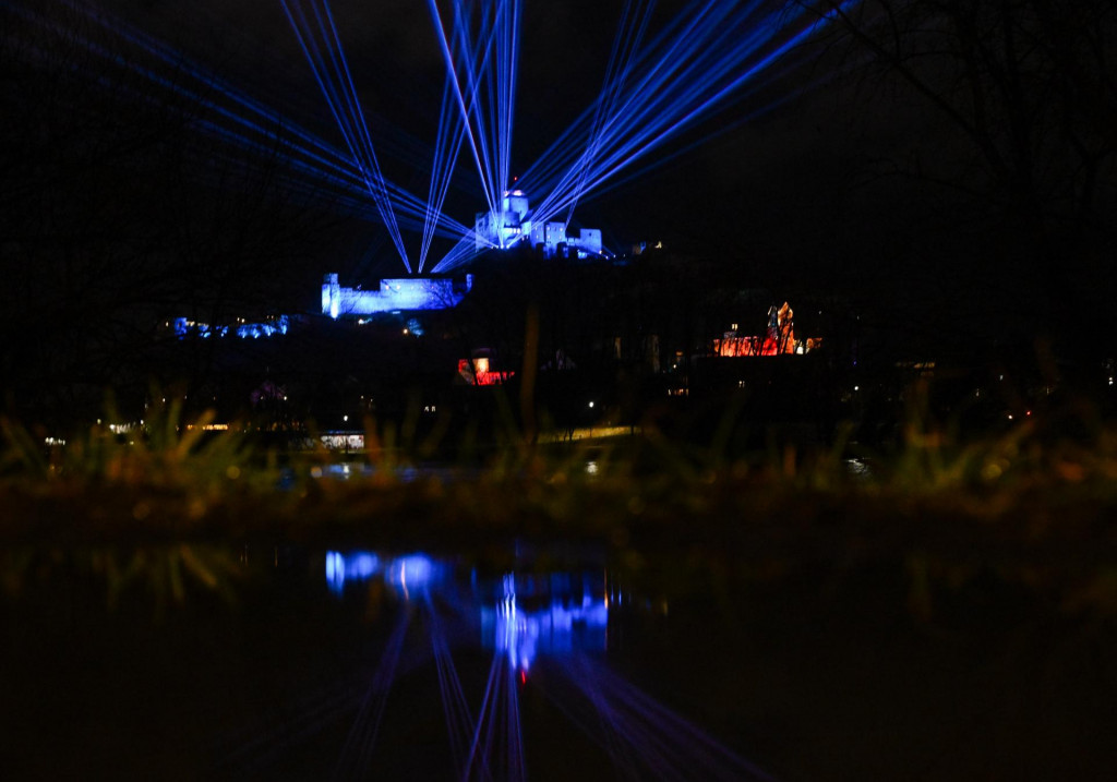 Nasvieten&yacute; Trenčiansky hrad v r&aacute;mci galaprogramu Manifest Trenč&iacute;n počas Otv&aacute;racieho v&iacute;kendu Eur&oacute;pske hlavn&eacute; mesto kult&uacute;ry Trenč&iacute;n 2026. FOTO: TASR/Martin Medňansk&yacute;