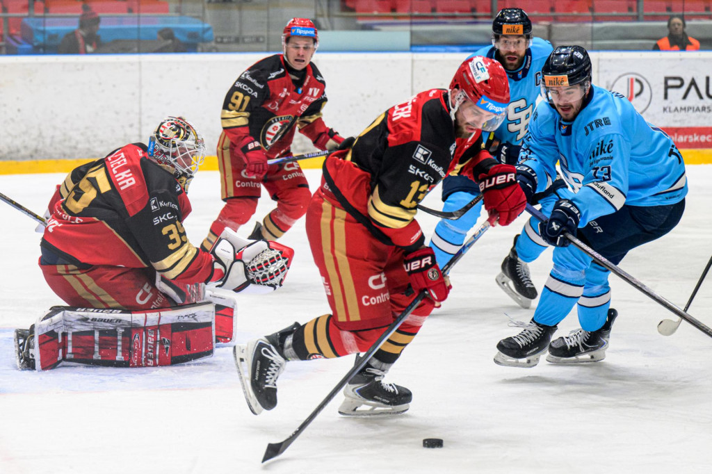 Na sn&iacute;mke vpredu zľava Samuel Vyletelka, Luk&aacute;&scaron; Hamr&aacute;ček (obaja Pre&scaron;ov), R&oacute;bert Varga (Bratislava) počas z&aacute;pasu 48. kola hokejovej Tipsport extraligy HC Pre&scaron;ov - HC Slovan Bratislava v Pre&scaron;ove 15. febru&aacute;ra 2026. FOTO: TASR/Veronika Mihalikov&aacute;