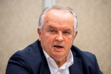 Vyzeralo to, že s amb&iacute;ciami poslanca Miroslava Radačovsk&eacute;ho sa koal&iacute;cia pr&iacute;li&scaron; nenadrie. Ambas&aacute;dy na Cypre sa v&scaron;ak doteraz nedočkal. FOTO: TASR/Jaroslav Nov&aacute;k