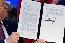 Americk&yacute; prezident Donald Trump drž&iacute; podp&iacute;san&eacute; uznesenie Rady mieru. FOTO: Reuters