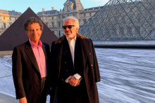 Na sn&iacute;mke, ktor&uacute; zverejnilo americk&eacute; ministerstvo spravodlivosti, p&oacute;zuj&uacute; Jeffrey Epstein a b&yacute;val&yacute; franc&uacute;zsky minister kult&uacute;ry Jack Lang v Louvri. FOTO: TASR/AP