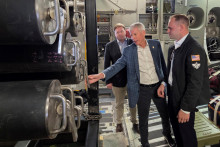 Americk&yacute; minister energetiky Chris Wright a n&aacute;mestn&iacute;k ministra obrany USA pre obstar&aacute;vanie a udržateľnosť Michael Duffey na palube lietadla, ktor&eacute; prepravovalo jadrov&yacute; mikroreaktor. FOTO: Reuters