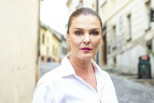 Elena Podz&aacute;mska sa vr&aacute;tila do divadla a &scaron;ťast&iacute;m žiari po boku manžela Jaroslava.