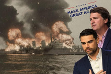 Kol&aacute;ž - Tucker Carlson a Ben Shapiro s horiacou loďou USS Liberty. Vytvoren&eacute; umelou inteligenciou. FOTO: ChatGPT
