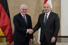 Libanonsk&yacute; prezident Dž&uacute;z&iacute;f Awn (vpravo) a nemeck&yacute; prezident Frank-Walter Steinmeier. FOTO: TASR/AP