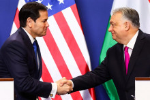 Americk&yacute; minister zahraničn&yacute;ch vec&iacute; Marco Rubio si pod&aacute;va ruku s maďarsk&yacute;m premi&eacute;rom Viktorom Orb&aacute;nom. FOTO: Reuters