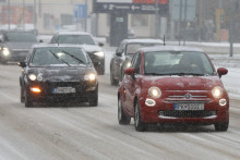 Motoristi aktu&aacute;lne tankuj&uacute; diesel a benz&iacute;n približne za rovnak&uacute; cenu. Sn&iacute;mka zachyt&aacute;va dopravu v pondelok 16. febru&aacute;ra v Bratislave.

FOTO: HN/Peter Mayer