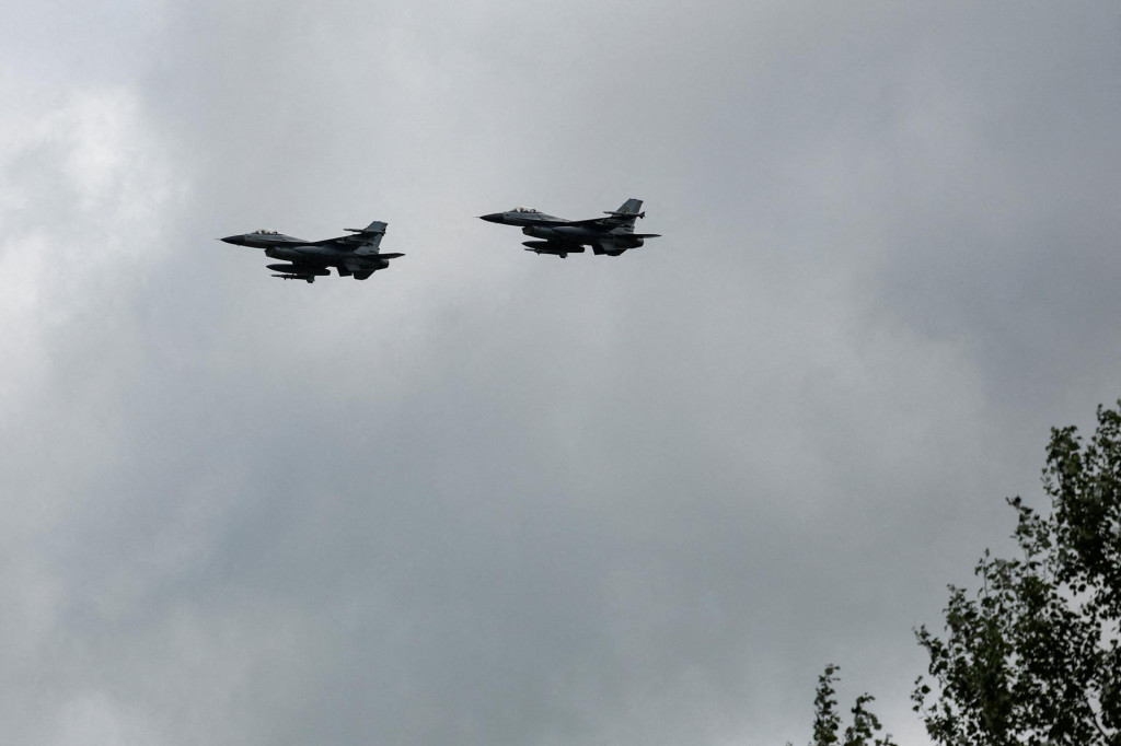 Ukrajinsk&eacute; st&iacute;hačky F-16. FOTO: Reuters