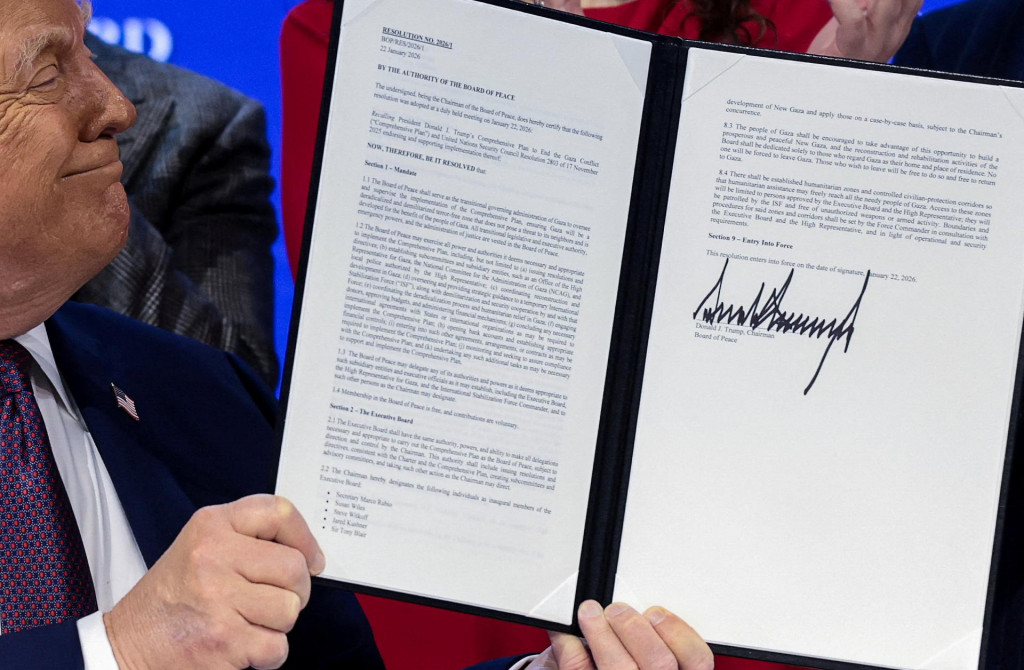 Americk&yacute; prezident Donald Trump drž&iacute; podp&iacute;san&eacute; uznesenie Rady mieru. FOTO: Reuters