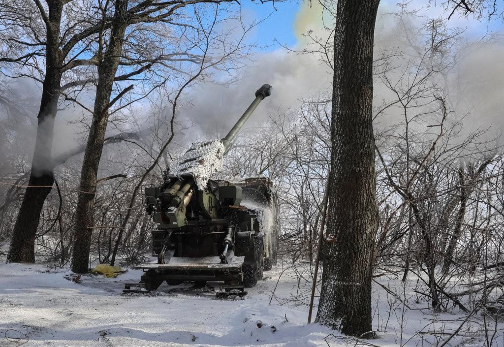 Ilustračn&aacute; fotografia. Ukrajinsk&iacute; vojaci strieľaj&uacute; zo samohybnej h&uacute;fnice Bohdana na rusk&eacute; jednotky bl&iacute;zko frontovej l&iacute;nie v Charkovskej oblasti. FOTO: Reuters