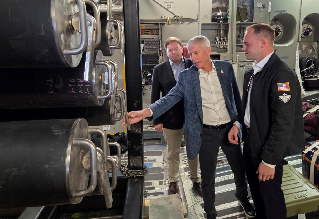 Americk&yacute; minister energetiky Chris Wright a n&aacute;mestn&iacute;k ministra obrany USA pre obstar&aacute;vanie a udržateľnosť Michael Duffey na palube lietadla, ktor&eacute; prepravovalo jadrov&yacute; mikroreaktor. FOTO: Reuters