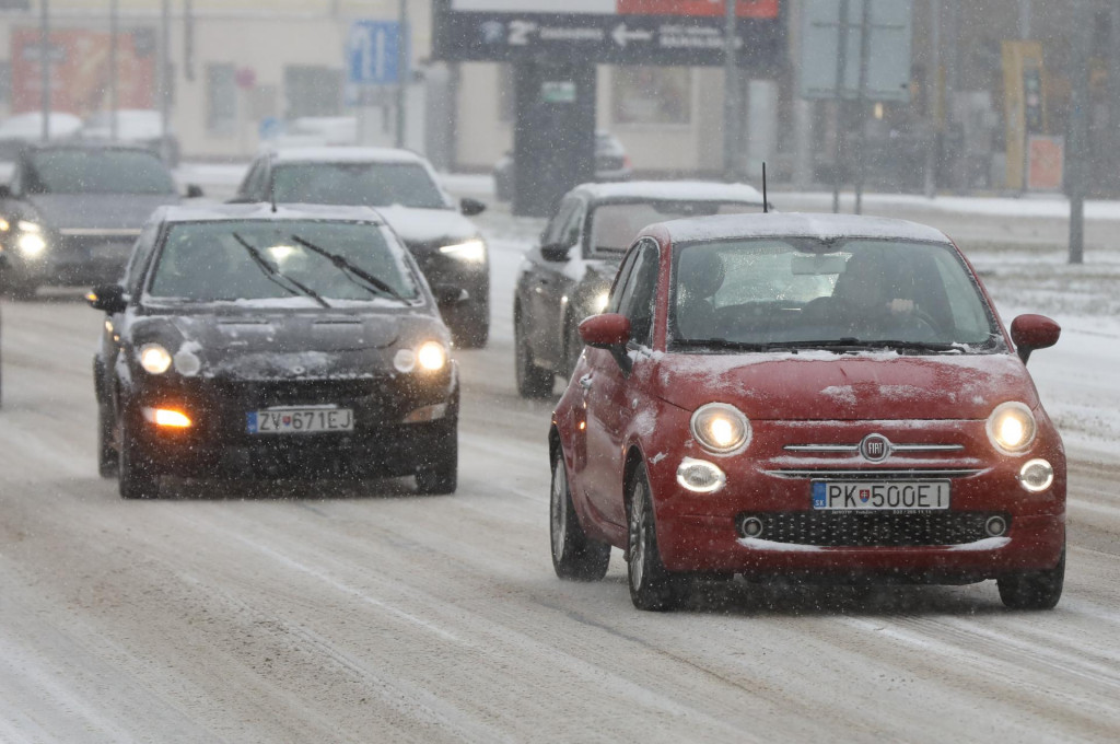 Motoristi aktu&aacute;lne tankuj&uacute; diesel a benz&iacute;n približne za rovnak&uacute; cenu. Sn&iacute;mka zachyt&aacute;va dopravu v pondelok 16. febru&aacute;ra v Bratislave.

FOTO: HN/Peter Mayer