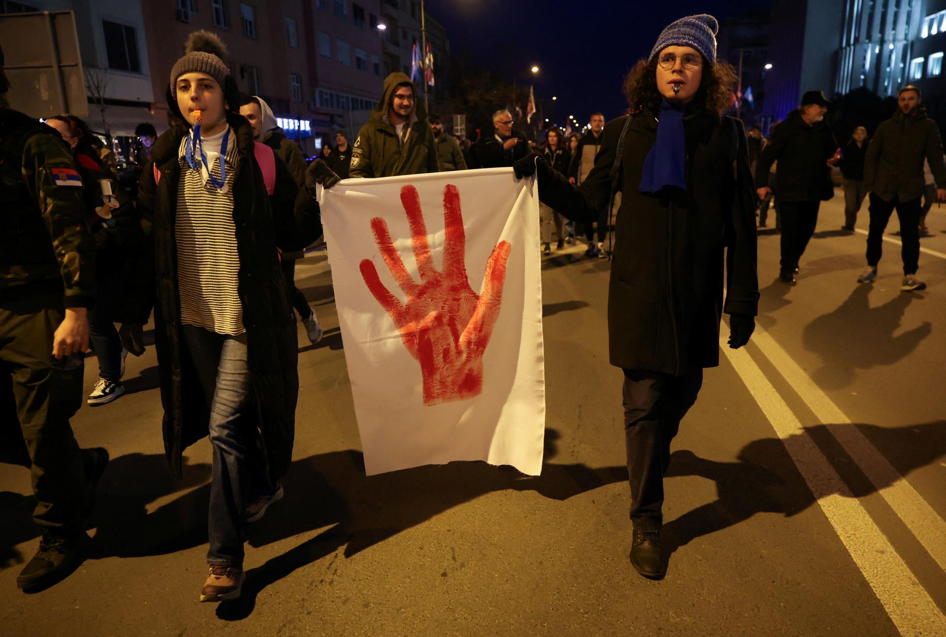 &Uacute;tok na protestuj&uacute;cich &scaron;tudentov v Srbsku si vyžiadal troch zranen&yacute;ch