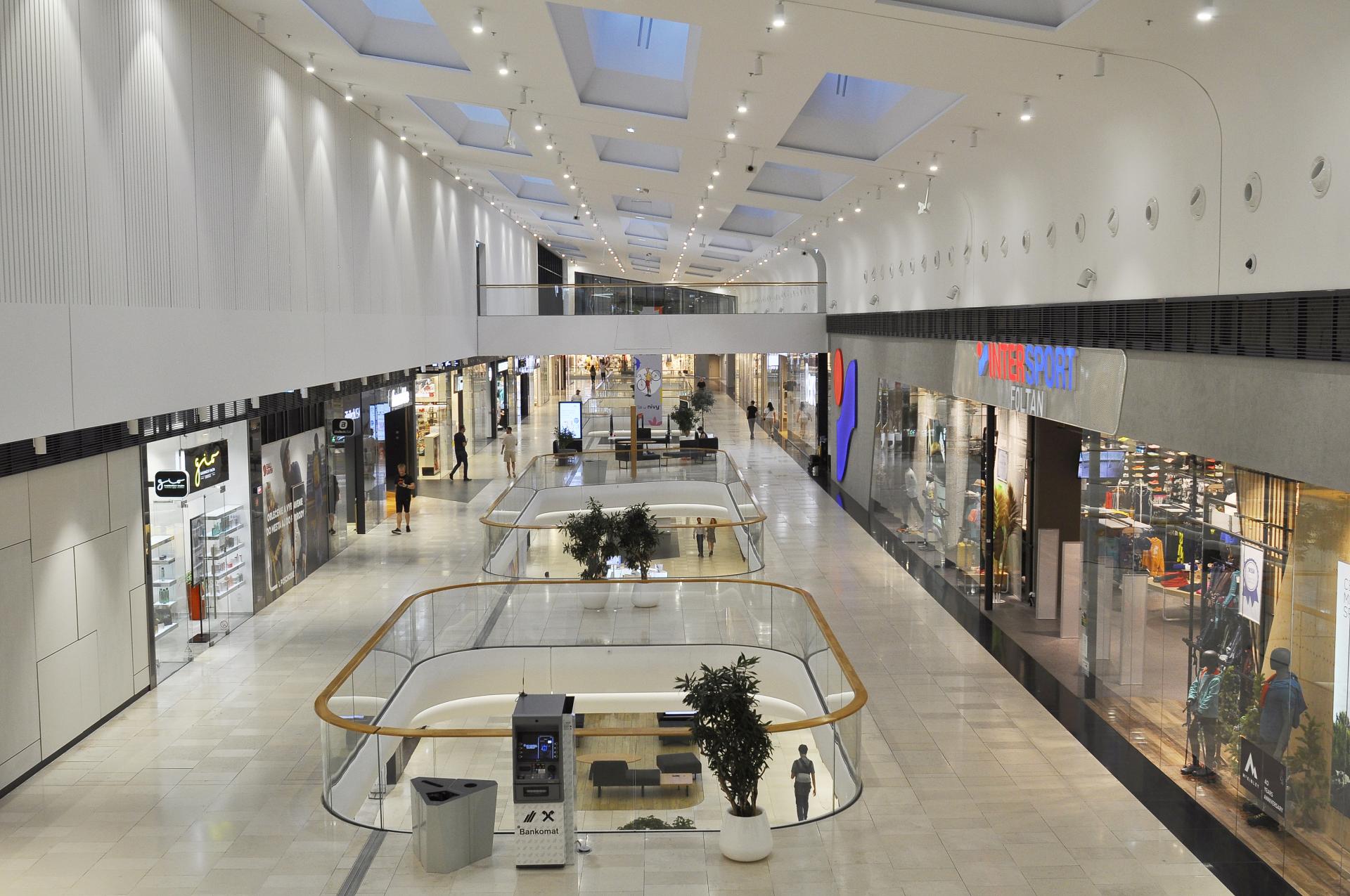 V&iacute;kendy str&aacute;ven&eacute; v obchodn&yacute;ch centr&aacute;ch s&uacute; minulosťou. Zlat&uacute; &eacute;ru zaž&iacute;va in&yacute; koncept predajn&iacute;