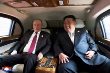 Zbližovanie Ruska a Severnej K&oacute;rey symbolizuj&uacute; l&iacute;dri Vladimir Putin a Kim Čong-un. FOTO: Reuters