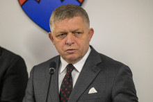 Na sn&iacute;mke predseda vl&aacute;dy SR Robert Fico (Smer-SD) na tlačovej konferencii po v&yacute;jazdovom rokovan&iacute; vl&aacute;dy SR v obci Vy&scaron;n&yacute; Orl&iacute;k v okrese Svidn&iacute;k v stredu 26. novembra 2025. FOTO TASR - Veronika Mihalikov&aacute; FOTO: Veronika Mihalikov&aacute;