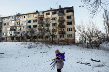 Bytov&yacute; dom zasiahnut&yacute; rusk&yacute;m dronom v Kyjeve. FOTO: Reuters