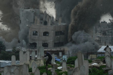 Dym st&uacute;pa počas izraelsk&eacute;ho leteck&eacute;ho &uacute;toku na obytn&uacute; budovu v &scaron;tvrti Zeitoun mesta Gaza 6. febru&aacute;ra 2026. FOTO: TASR/AP