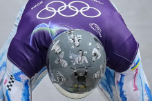 Ukrajinsk&yacute; skeletonista Vladislav Heraskevič m&aacute; prilbu s vyobrazen&yacute;mi ukrajinsk&yacute;mi &scaron;portovcami, ktor&iacute; padli vo vojne s Ruskom počas tr&eacute;ningu na zimn&yacute;ch olympijsk&yacute;ch hr&aacute;ch. FOTO: TASR/AP