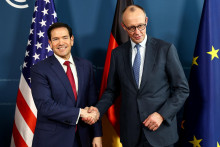 Americk&yacute; minister Marco Rubio hovoril o vzťahoch medzi USA a Eur&oacute;pou aj s hostiteľom Mn&iacute;chovskej bezpečnostnej konferencie, nemeck&yacute;m kancel&aacute;rom Friedrichom Merzom. FOTO: REUTERS
