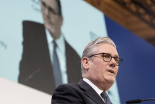 Ochranu t&iacute;nedžerov pred soci&aacute;lnymi m&eacute;diami rie&scaron;i aj vl&aacute;da britsk&eacute;ho premi&eacute;ra Kiera Starmera. FOTO: Reuters