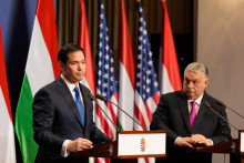 Americk&yacute; minister zahraničn&yacute;ch vec&iacute; Marco Rubio (vľavo) a maďarsk&yacute; premi&eacute;r Viktor Orb&aacute;n počas tlačovej konferencie v Budape&scaron;ti 16. febru&aacute;ra 2026. FOTO: TASR/AP