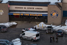 Pol&iacute;cia a z&aacute;chrann&eacute; vozidl&aacute; s&uacute; viditeľn&eacute; pred kryt&yacute;m klziskom Dennis M Lynch Arena po streľbe v Pawtucket. FOTO: Reuters