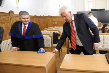 Podnikateľ Jozef Brhel (vpravo) stoj&iacute; v s&uacute;dnej sieni v kauze M&yacute;tnik na &Scaron;pecializovanom trestnom s&uacute;de v Banskej Bystrici. FOTO: TASR/J&aacute;n Kro&scaron;l&aacute;k