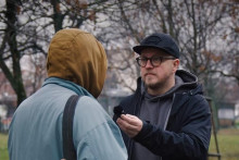 Čoje človek bez domova? Odpoveď aj n&aacute;vod na pomoc prin&aacute;&scaron;a kampaň OZ Vagus.
