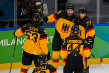 Nemeck&iacute; hokejisti, zľava Moritz Seider, Leon Draisaitl, Joshua Samanski, Justin Sch&uuml;tz a dole Tim St&uuml;tzle. FOTO: TASR/Jaroslav Nov&aacute;k