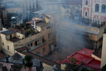 Dym st&uacute;pa z interi&eacute;ru historick&eacute;ho dreven&eacute;ho divadla Teatro Sannazaro v Neapole. FOTO: Reuters