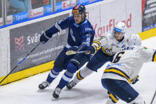 Na sn&iacute;mke v strede Roman Kukumberg ml. (Slovan) počas z&aacute;pasu 24. kola hokejovej Tipsport ligy HK Spi&scaron;sk&aacute; Nov&aacute; Ves - HC Slovan Bratislava. FOTO TASR/Veronika Mihalikov&aacute;