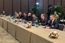 Ukrajinsk&aacute; deleg&aacute;cia čak&aacute; na začiatok stretnutia v prv&yacute; deň tretieho kola trojstrann&yacute;ch rozhovorov medzi deleg&aacute;tmi z Ukrajiny, Ruska a USA. FOTO: REUTERS