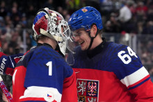 Česk&iacute; hokejisti David Kampf a Luk&aacute;&scaron; Dostal oslavuj&uacute; po z&aacute;pase. FOTO: REUTERS