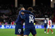 Na sn&iacute;mke hr&aacute;či PSG Desire Doue (vpravo) a Bradley Barcola sa raduj&uacute; z g&oacute;lu v prvom z&aacute;pase play off o postup do osemfin&aacute;le Ligy majstrov AS Monaco - Par&iacute;ž St. Germain v Monaku 17. febru&aacute;ra 2026. FOTO: TASR/AP