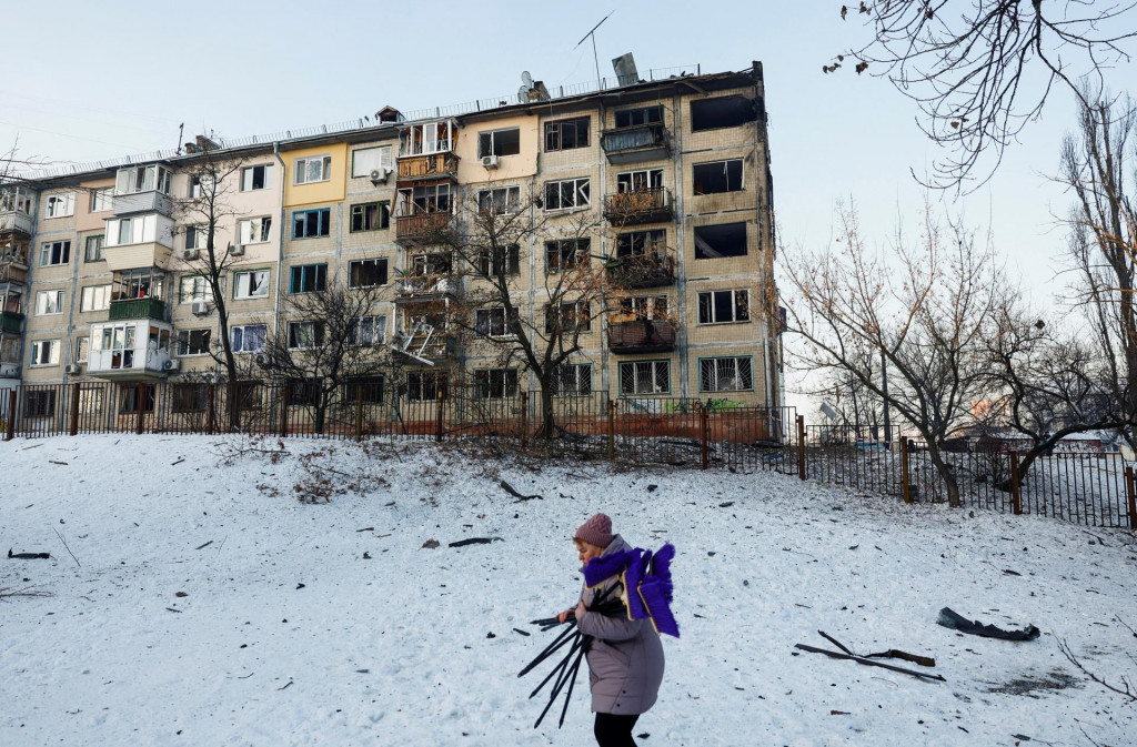 Bytov&yacute; dom zasiahnut&yacute; rusk&yacute;m dronom v Kyjeve. FOTO: Reuters