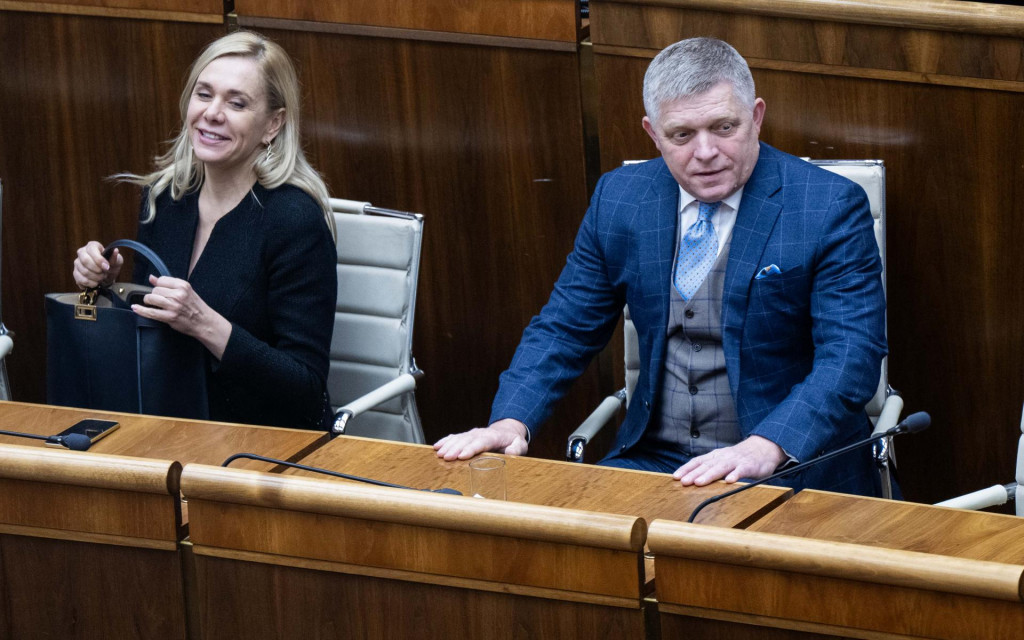Na sn&iacute;mke zľava ministerka hospod&aacute;rstva Denisa Sakov&aacute; a predseda vl&aacute;dy Robert Fico.

FOTO: TASR/ J. Kotian