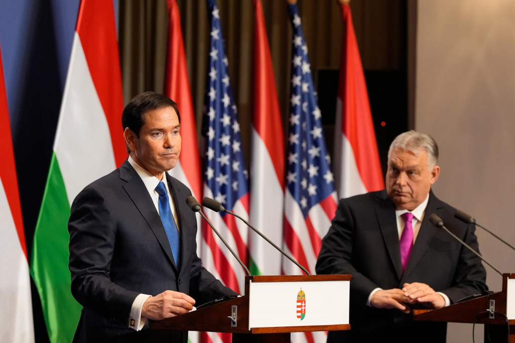 Americk&yacute; minister zahraničn&yacute;ch vec&iacute; Marco Rubio (vľavo) a maďarsk&yacute; premi&eacute;r Viktor Orb&aacute;n počas tlačovej konferencie v Budape&scaron;ti 16. febru&aacute;ra 2026. FOTO: TASR/AP