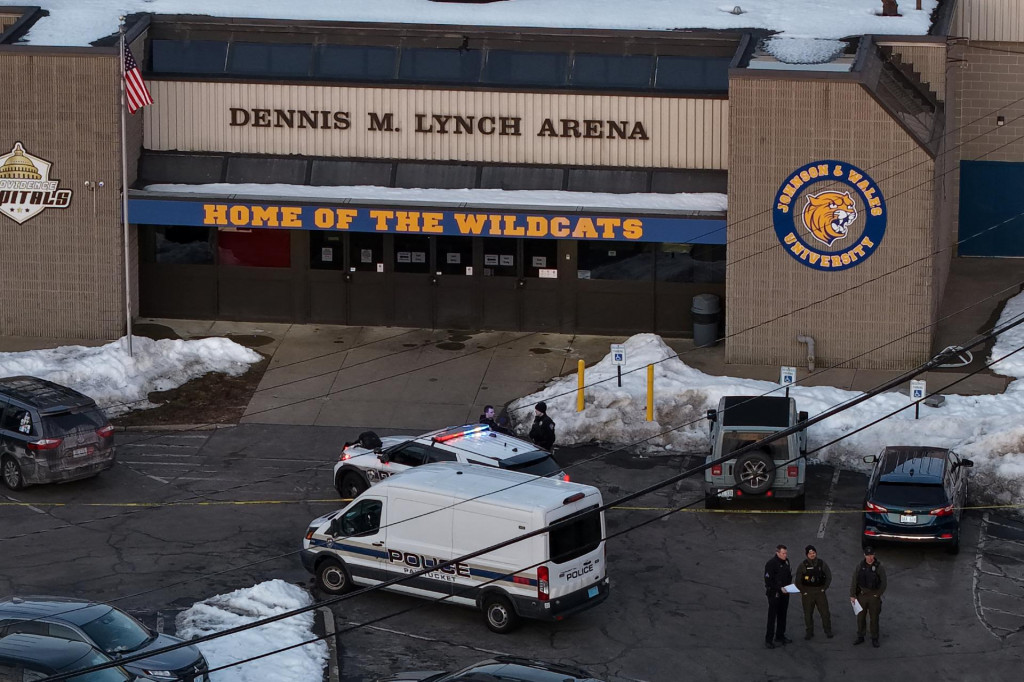 Pol&iacute;cia a z&aacute;chrann&eacute; vozidl&aacute; s&uacute; viditeľn&eacute; pred kryt&yacute;m klziskom Dennis M Lynch Arena po streľbe v Pawtucket. FOTO: Reuters