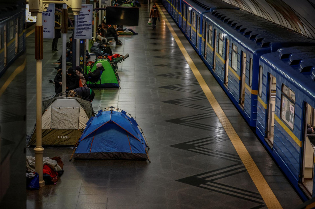 Obyvatelia sa ukr&yacute;vaj&uacute; v stanici metra počas poplachu pred n&aacute;letom v Kyjeve. FOTO: Reuters
